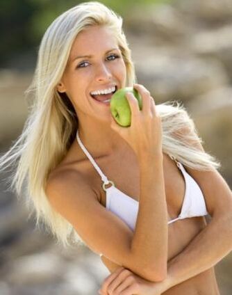 mergina suvalgo obuolį, kad numestų 10 kg per mėnesį