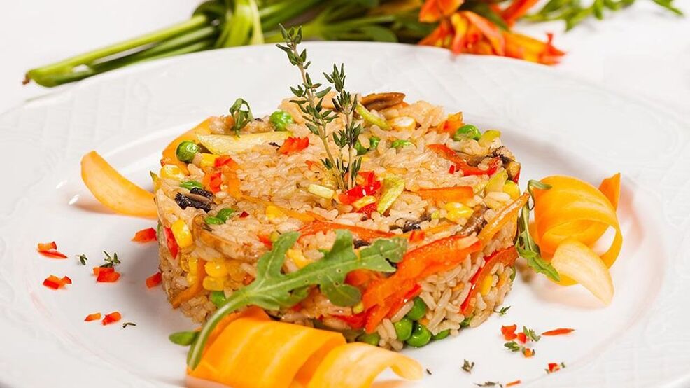 Daržovių rizotas yra puikūs pietūs tiems, kurie laikosi Viduržemio jūros dietos. 