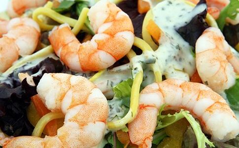 Salotos su skaniomis krevetėmis ir daržovėmis Dukan dietos meniu